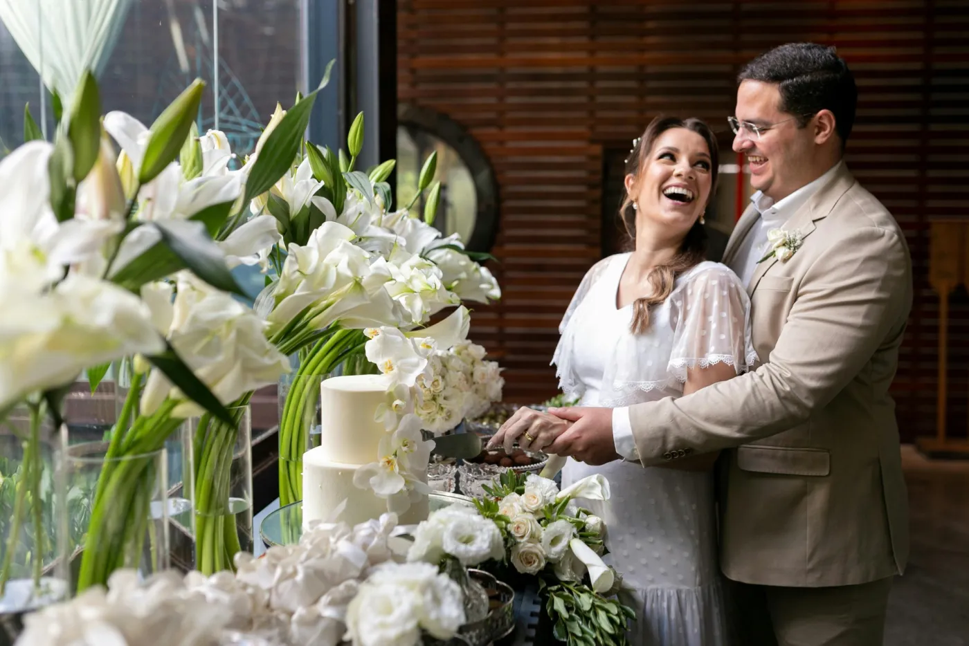 Casal radiante de felicidade no dia do casamento, momento mágico com luz dourada